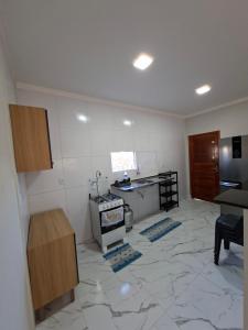 a kitchen with a counter and a stove in a room at Conforto e Tranquilidade, Casa Completa in Martins