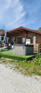 a house with a fence in front of it at O Meu Retiro in Carrapatelo +1 photo