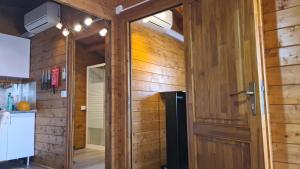 a room with a wooden wall and a door at O Meu Retiro in Carrapatelo