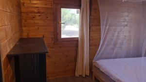 a small room with a bed and a window at O Meu Retiro in Carrapatelo
