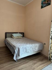 a bedroom with a bed with a blue pillow on it at MdomIK in Chok-Tal