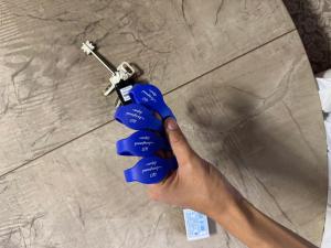 a hand holding up blue handles on a cell phone at MdomIK in Chok-Tal
