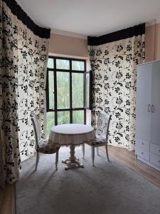 a room with a table and two chairs and a window at MdomIK in Chok-Tal