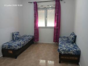 a room with two beds and a window at سكيكدة الجزائر in Skikda