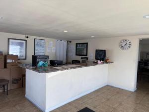 a bar in a restaurant with a clock on the wall at Sunshine Motel in Yakima