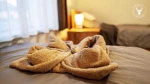 a robe sitting on top of a bed at Rezéti vendégház in Pörböly