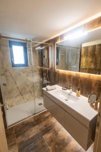ein Badezimmer mit Waschbecken und Dusche in der Unterkunft Kallie in Volos + 18 Fotos