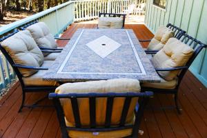 a table and four chairs on a deck at Pine Hills Cabin in Julian in Julian