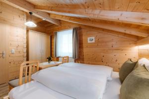 a bedroom in a log cabin with a bed at Appartement Seppenbauer - Seppenbauerhof, Kärnten Card inklusive, Ticket Großglockner Hochalpenstraße in Heiligenblut