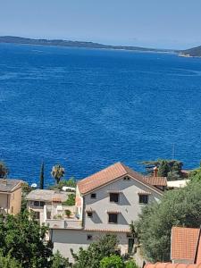 a building on the side of a large body of water at Apartman 4 sa spavacom in Zelenika
