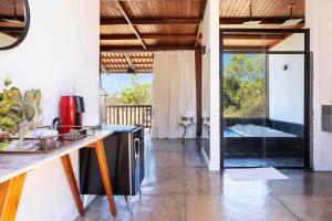 a kitchen with a view of a bath tub in a room at Pousada Vereda da Serra in Pirenópolis