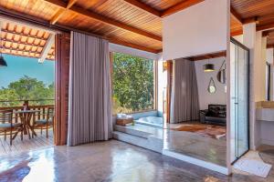 an open living room with a view of a patio at Pousada Vereda da Serra in Pirenópolis