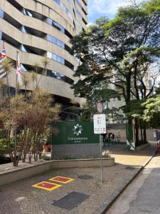 a street sign in front of a tall building at Flat Fabuloso Hotel Berrini in São Paulo