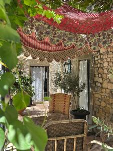 a patio with a chair and a building at Le Numéro 10 in Bernis