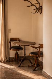 a table and some chairs in a room at Casa Lalla Hotel Rural in Douar Aguergour