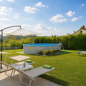 a backyard with a picnic table and an umbrella at TerrazzaPonente in Monte San Pietro