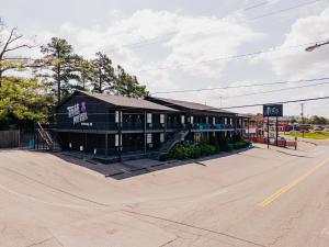 a building on the corner of a street at The Iris Motel in Nashville
