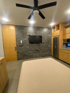 a living room with a ceiling fan and a kitchen at REVU 519 in Tepic