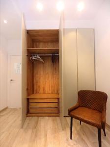 a room with a closet with a chair in it at Domus Halo D in Pamplona
