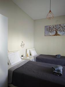 two beds in a white room with two beds sidx sidx sidx at Elina House in Nikiti