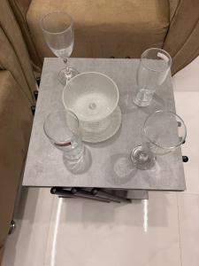 a tray with glasses and wine glasses on a table at Hail View شقق فيو حائل المخدومة in Hail
