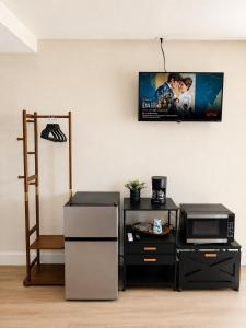 a living room with a tv and a microwave at Kiva Motel in Show Low