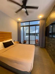 a bedroom with a bed and a ceiling fan at REVU 519 in Tepic