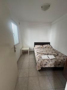 a bedroom with a bed and a small table at Canj Cozy apartment 2 in Čanj