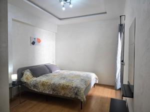 a bedroom with a bed and a television in it at Joli appartement Mohammédia in Mohammedia +22 photos