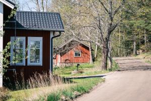 a red barn next to a road next to a house at Faffas in Österretais