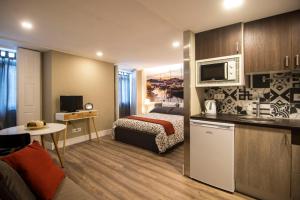 ein Hotelzimmer mit einem Bett und einer Küche in der Unterkunft Welcome to My City 3 in Porto