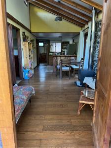 a living room with a couch and a table at Refugio Lawentu Linares Colbun in Los Rabones