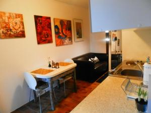 eine Küche mit einem Tisch und ein Wohnzimmer in der Unterkunft Saar-Mosel-Tal in Konz