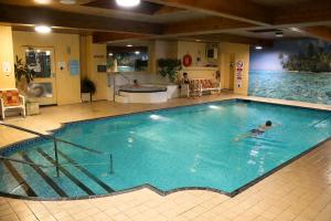 ein Mann, der in einem großen Schwimmbecken schwimmt in der Unterkunft The Devoncourt Resort in Exmouth