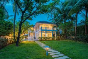 a house with a light in the yard at Diamond sea villa in Danang