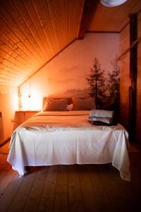 a bedroom with a bed in a wooden room at Domek Przyjacielówka Ekstra -Miejsce Ciszy in Sienna