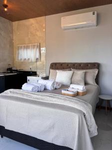 a bedroom with a bed with towels on it at Sítio Volta Fria in Pedra Menina