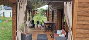 a screened porch with a table and chairs at Bacówka pod Ślężą in Sulistrowice