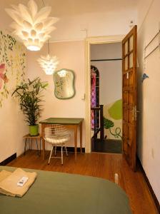 a room with a table and a chair and a door at Youki Haus Hostel in Montevideo