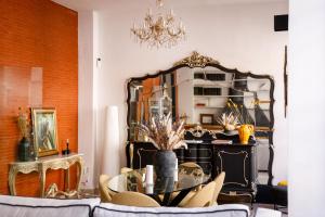 a dining room with a table and a mirror at La Casa de Claudio Marcelo in Córdoba +57 photos