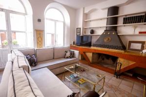 a living room with a couch and a fireplace at La Casa de Claudio Marcelo in Córdoba