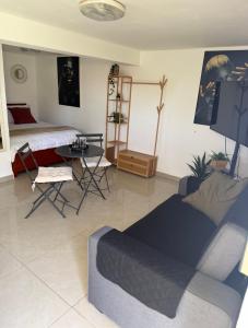 a living room with a bed and a table at לרניקה - יחידות אירוח in Qiryat Shemona +5 photos