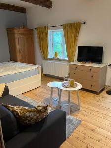 a living room with a bed and a table at Reetglück in Haseldorf