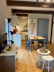 a kitchen and dining room with a table and chairs at Reetglück in Haseldorf