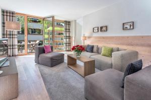 ein Wohnzimmer mit zwei Sofas und einem Tisch in der Unterkunft Turrabuel in Parpan + 23 Fotos