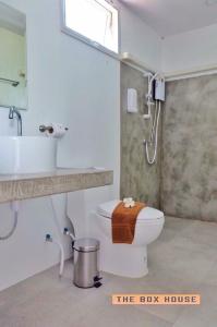ein Bad mit einem WC, einem Waschbecken und einer Dusche in der Unterkunft The Box House in Krabi