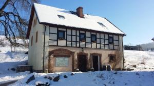Winnica Agat في شفيرجافا: منزل به سقف مغطى بالثلج