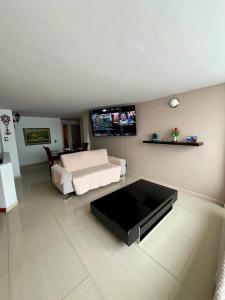 a living room with a couch and a flat screen tv at Apartamento Completo Sector Exclusivo De Zipaquirá in Zipaquirá