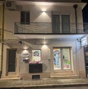a building with a balcony on top of it at La piccola Balilla in Venosa