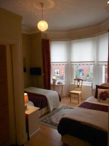 Habitación de hotel con 2 camas y ventana en Portland House, en Dublín